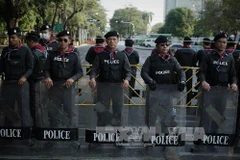 Thái Lan: Chủ tịch đảng Puea Thái từ chức khi vẫn đang bỏ trốn