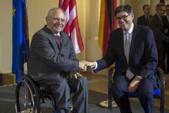 Bộ trưởng Tài chính Mỹ Jacob Lew (phải)