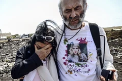 Cha mẹ nạn nhân MH17 đến hiện trường, vẫn tin con còn sống