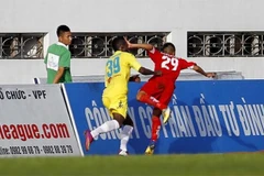 Văn Nam bị treo giò tới hết giải sau màn "đấu võ" với Samson