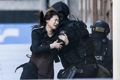 Giây phút xúc động khi con tin thoát khỏi tay bọn bắt cóc ở Sydney