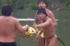 Video thổ dân ở rừng Amazon tiếp xúc với thế giới bên ngoài