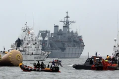 Hàn Quốc trục vớt những thi thể đầu tiên từ phà đắm SEWOL