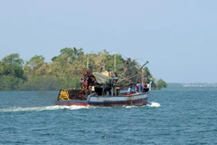 Tàu cá Philippines hướng tới bãi cạn Scarborough, nơi xảy ra tranh chấp giữa nước này với Trung Quốc (Nguồn: AFP)