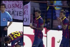 Bị ném chuối, Dani Alves thản nhiên nhặt lên ăn ngon lành