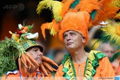 [Photo] Cổ động viên Hà Lan đội cà rốt lên đầu cổ vũ đội nhà