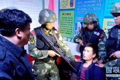 Trung Quốc treo thưởng lớn bắt tù nhân trốn trại giết quản giáo