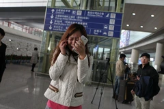 Thân nhân một hành khách khóc khi nghe tin máy bay mất tích (Nguồn: Reuters)