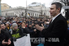 Chủ tịch Đảng UDAR đối lập của Ukraine Vitali Klitschko (phải) phát biểu trước những người ủng hộ bên ngoài tòa nhà Quốc hội Ukraine ở Kiev ngày 23/2. AFP/ TTXVN