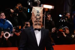 LaBeouf "giấu mặt" ở buổi công chiếu "Người đàn bà cuồng dâm"