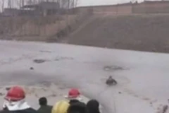 Thợ lặn tìm kiếm các em nhỏ (Nguồn: SCMP)