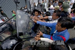 Đụng độ giữa cảnh sát và người biểu tình ở Bangkok (Nguồn: AFP/TTXVN)