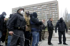 Nhóm người có vũ trang chiếm đồn cảnh sát ở Slavyansk (Nguồn: AP)