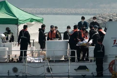  Nhân viên cứu hộ chuyển thi thể nạn nhân vụ chìm phà 'Sewol' tại cảng Jindo ngày 23/4. AFP-TTXVN