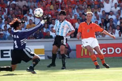 Xem lại tuyệt phẩm của Bergkamp vào lưới Argentina năm 1998