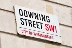 Ba cảnh sát Anh bị bắt vì xem "web đen" qua điện thoại