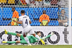 Van Gaal lên tiếng lý giải quyết định tung Tim Krul vào bắt penalty