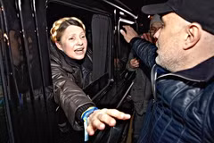 Bà Tymoshenko sau khi được phóng thích khỏi nhà tù ở Kharkov (Nguồn: AFP)