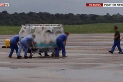 Bệnh nhân Ebola người Anh đầu tiên đến London, xứ sương mù nín thở