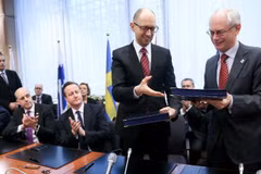 Ukraine dọa kiện Nga đòi bồi thường hàng trăm tỷ USD
