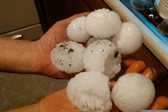 [Video] Mưa đá to bằng quả bóng chày tấn công nước Mỹ