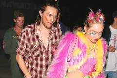 Miley Cyrus thoát y trong quán bar để ăn mừng sinh nhật