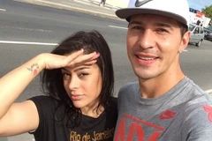 Hãy chú ý, "hoa hậu cởi" Larissa Riquelme đã đến Brazil