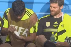 Diego Costa "waxing" cho Xabi Alonso trên băng ghế dự bị