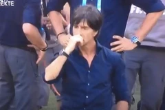 Joachim Loew cậy mũi trước khi bắt tay Cristiano Ronaldo