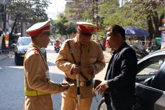Lực lượng cảnh sát giao thông tỉnh Cà Mau kiểm tra nồng độ cồn của người tham gia giao thông (ảnh chụp đêm 5/1). (Ảnh: Huỳnh Thế Anh/TTXVN)