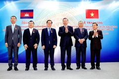 Đại tướng Tô Lâm, Bộ trưởng Bộ Công an Việt Nam trao Huân trương hữu nghị cho các cá nhân Bộ Nội vụ Vương quốc Campuchia. (Ảnh: TTXVN phát)