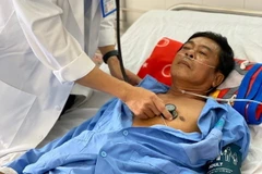 Bác sỹ thăm khám cho bệnh nhân sau can thiệp. (Ảnh: TTXVN phát)