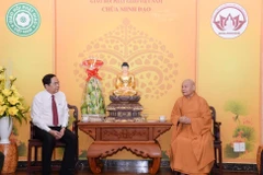 Ông Trần Thanh Mẫn, Bí thư Trung ương, Chủ tịch Trung ương Mặt trận Tổ quốc Việt Nam thăm, chúc Tết Hòa thượng Thích Thiện Nhơn, Chủ tịch Hội đồng Trị sự Giáo hội Phật giáo Việt Nam. (Ảnh: TTXVN phát)