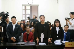 Nguyên đơn là Công ty CP Tuần Châu Hà Nội (Tuần Châu Hà Nội) và bị đơn là Công ty CP Đầu tư Tổng hợp Truyền thông DS (DS) do đạo diễn Việt Tú (đứng thứ nhất bên trái). (Ảnh: Doãn Tấn/TTXVN)