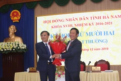 Ông Phạm Sỹ Lợi, Phó Bí thư thường trực Tỉnh ủy, Chủ tịch HĐND tỉnh Hà Nam chúc mừng ông Nguyễn Đức Vượng. (Ảnh: Thanh Tuấn/TTXVN)
