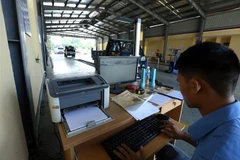 Kiểm tra kỹ thuật các phương tiện tham gia giao thông. (Ảnh: Phan Tuấn Anh/TTXVN)