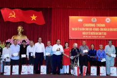 Thủ tướng Nguyễn Xuân Phúc tặng quà gia đình chính sách, hộ nghèo tại thành phố Cần Thơ. (Ảnh: Thống Nhất/TTXVN)