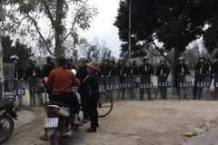 Lực lượng chức năng bảo vệ hiện trường nơi xảy ra vụ việc. (Ảnh: TTXVN phát)