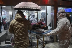 Nhân viên y tế chuyển bệnh nhân nhiễm virus corona mới gây bệnh viêm phổi tới bệnh viện ở Vũ Hán, tỉnh Hồ Bắc, Trung Quốc ngày 25/1/2020. (Ảnh: AFP/TTXVN)