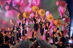 Một tiết mục văn nghệ đậm bản sắc dân tộc tại lễ bế mạc. (Ảnh: Việt Hoàng/TTXVN)