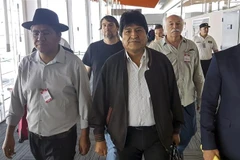 Cựu Tổng thống Bolivia Evo Morales (giữa) tới sân bay Ezeiza ở Buenos Aires, Argentina, ngày 12/12/2019. (Ảnh: AFP/ TTXVN)