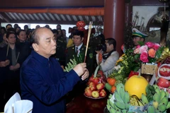 Thủ tướng Nguyễn Xuân Phúc dâng hương tưởng niệm Chủ tịch Hồ Chí Minh tại Đền thờ Bác Hồ trên Đỉnh Vua, Vườn quốc gia Ba Vì, Hà Nội. (Ảnh: Thống Nhất/TTXVN)