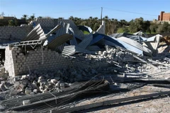 Hiện trường đổ nát sau một vụ không kích xuống Zawiya, Libya ngày 26/12/2019. (Ảnh: THX/TTXVN)