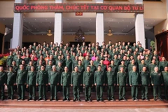 Bộ trưởng Bộ Quốc phòng Ngô Xuân Lịch với các đại biểu Quân ủy Trung ương, Bộ Quốc phòng và Bộ Tư lệnh Bộ đội Biên phòng. (Ảnh: Lâm Khánh/TTXVN)