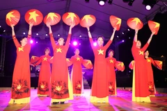 Múa Việt Nam quê hương tôi tại Chương trình văn nghệ chào năm Mới. (Ảnh: Xuân Tuấn-Hoài Nam/Vietnam+)