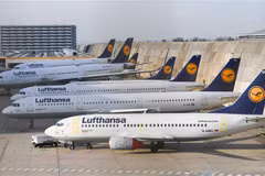 Máy bay của hãng hàng không Lufthansa tại sân bay ở Frankfurt am Main, mien tây nước Đức. (Ảnh: AFP/ TTXVN)