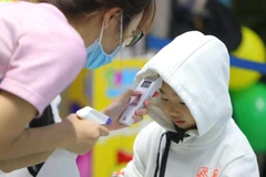 Trước tình hình dịch virus corona xuất hiện các em nhỏ nếu sốt trên 41 độ sẽ không được tham gia tại nơi tụ tập đông người. (Ảnh: Thành Đạt/TTXVN)