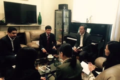 Trao đổi thúc đẩy hợp tác lĩnh vực len sợi giữa đại diện Cục Công nghiệp địa phương, Bộ Công Thương và Hiệp hội len Australia. (Ảnh: Sao Băng/Vietnam+)