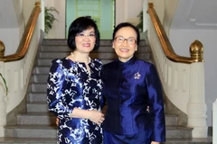 Bà Nguyễn Nguyệt Nga (bên trái) đón bà Naly Sisoulith. (Ảnh: An Đăng/TTXVN)