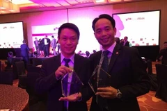 Ông Đỗ Ngọc Quỳnh (phải) nhận giải thưởng "Ngân hàng Việt Nam xuất sắc của năm" do Tạp chí Asia Risk trao cho BIDV. (Ảnh: Mỹ Bình-Lê Hải/Vietnam+)